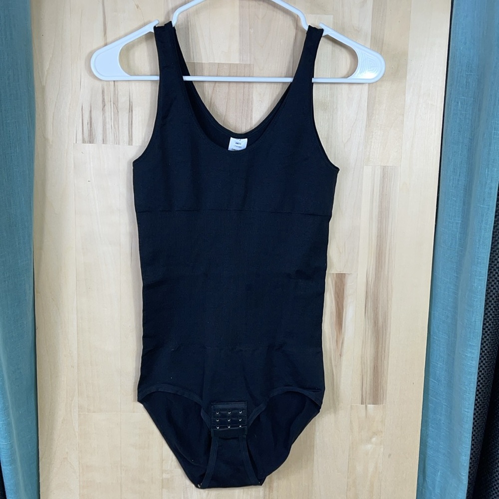 NWT Two Luxmery Sculpting Round Neck sleeveless Black Shape wear size 14 -18